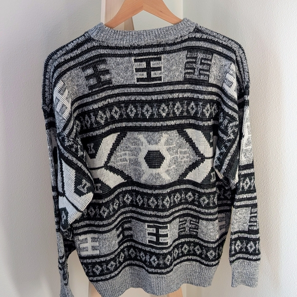 Vintage Retro Abstract Geometric Textured Crewneck Sweater In Gray/Black - Picture 11 of 12